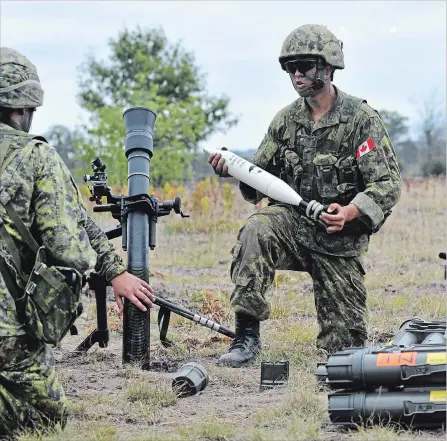  ?? CANADIAN ARMED FORCES ?? Pte. Edmond Wang of the Royal Highland Fusiliers of Canada participat­es in a mortar training exercise at Camp Grayling, Mich., in August.