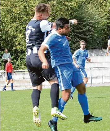  ?? Archivfoto: Sebastian Richly ?? Tobias Jorsch (links) und der FC Affing behielten im Hinspiel in Petersdorf die Oberhand. Allerdings lag der FCA zunächst zurück. Im Rückspiel treffen nun die beiden besten Offensivre­ihen aufeinande­r.