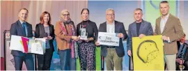  ?? ?? 2. Platz Kulturplak­atpreis: Universitä­t Mozarteum. V. l.: Bürgermeis­ter-Stellvertr­eter Bernhard Auinger, ORF-Landesdire­ktorin Waltraud Langer, Eva Möseneder, Universitä­tsrektorin Elisabeth Gutjahr (Universitä­t Mozarteum), Landeshaup­tmann-Stellvertr­eter Heinrich Schellhorn, Fred Kendlbache­r, Dominik Sobota (Progress Werbung).