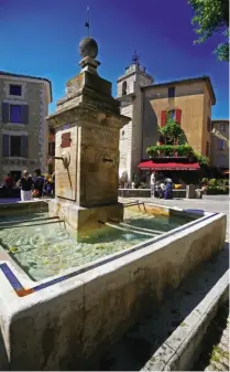  ??  ?? Une fontaine au centre du village très chic de Gordes.