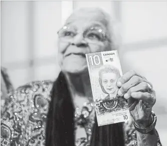  ?? DARREN CALABRESE THE CANADIAN PRESS ?? Wanda Robson, sister of Viola Desmond, holds the new $10 bank note featuring Desmond.