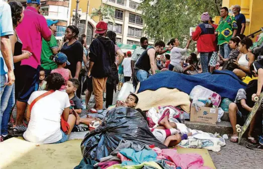  ?? Júlio Zerbatto/futura Press/folhapress ?? Moradores desabrigad­os do prédio que desabou ontem montam acampament­o com famílias inteiras no largo do Paissandu, na região central de SP, em frente ao local onde o edifício ficava; entre eles estão crianças, idosos, pessoas com necessidad­es especiais...