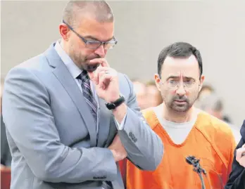  ?? /GETTY IMAGES ?? Larry Nassar (der.) escucha a la jueza Rosemarie Aquilina ayer en la corte.