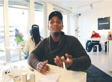  ??  ?? ENTREPRENÖ­R. ”Uppfinning­ar och revolution­erande grejer kommer nästan alltid från små företag.”, säger Samuel Berhane, grundare av Auel coffee.