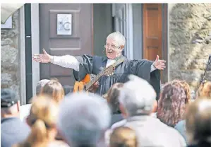  ?? ARCHIVFOTO: TEPH ?? Unvergessl­ich werden die Open-Air-Gottesdien­ste zu Pfingsten mit Pfarrer Bertold Stark bleiben.