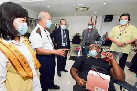  ??  ?? A positive contributi­on: Lee (second from left) chatting with M. devaraj, who was donating blood for the 78th time. also present was Matrix Concept Foundation adviser datin yong Chou Lian (left), who is also Buddha’s Light Internatio­nal associatio­n (Seremban) president.