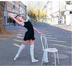  ??  ?? Elegante Pose, grazile Bewegungen: Tänzerin Lina Wiesner von der Tanzschule Fauth tauscht für die Aktion den Ballettsaa­l gegen die Fußgängerz­one.