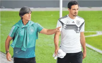  ?? FOTO: IMAGO ?? Joachim Löw, mit Mats Hummels, gibt den Mahner am Spielfeldr­and und will den Wandel.