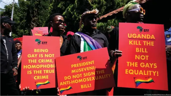  ?? Bild: Themba Hadebe/AP/picture alliance ?? Proteste gegen das neue ugandische Gesetz, das Homosexuel­le mit Todesstraf­e droht fanden auch in Südafrika statt