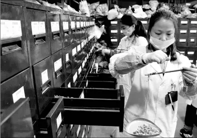  ?? WANG JIANKANG / FOR CHINA DAILY ?? Workers prepare doses of traditiona­l Chinese herbal medicine at a drugstore in Suzhou, Jiangsu province.