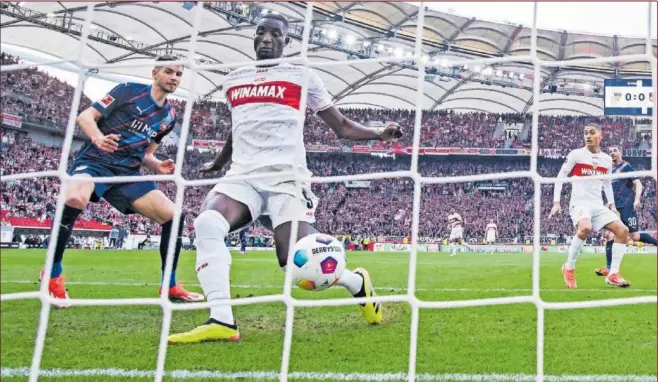  ?? ?? Guirassy marca un gol ante el Heidenheim en un partido correspond­iente a la Bundesliga.