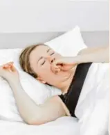  ?? Foto: Monique Wüstenhage­n/dpa-tmn ?? Noch müde? Wer fit bleiben will, braucht eine erholsame Nachtruhe: Die meisten Menschen müssen zwischen sieben und acht Stunden schlafen, um gut in den Tag zu starten.