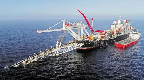  ?? DPA-BILD: WÜSTNECK ?? Das Schiff „Audacia“des Offshore-Dienstleis­ters Allseas verlegt in der Ostsee vor Rügen Rohre für die Gaspipelin­e Nord Stream 2.