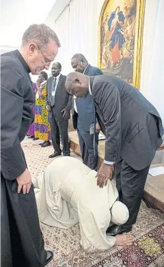  ?? REUTERS ?? Pope Francis kneels to kiss feet of South Sudan leaders at the end of a spiritual retreat with them at the Vatican earlier this year.