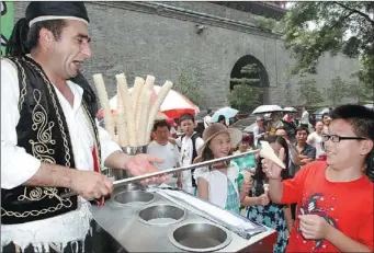  ?? MD AMRAN HOSSAIN / FOR CHINA DAILY ?? People line up to purchase ice cream from a Uygur peddler in Xi’an, Shaanxi province.