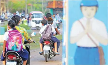  ?? HONG MENEA ?? Children go to school in Phnom Penh’s Chroy Changvar district in January. The school year for kindergart­ens and other educationa­l facilities for young children is to begin on January 2.