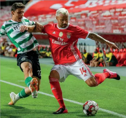  ??  ?? Eduardo Quaresma e Seferovic no último Benfica-Sporting, o primeiro com bancadas vazias