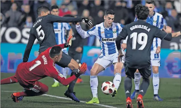  ??  ?? DORMIDOS. La defensa blanca se durmió en el gol del Leganés, en una acción en la que el equipo pepinero remató hasta tres veces en el área pequeña hasta marcar el tanto.