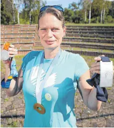  ?? FOTO: DPA ?? Jährlich werden die Medaillen schöner: Nadine Kleinert mit jenen aus Athen (Silber, 2004), Helsinki (Gold, 2012) und Berlin (Silber, 2009).