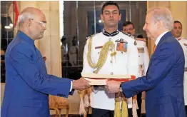  ?? — PTI ?? Ambassador- designate of the United States of America Kenneth lan Juster presents his credential­s to President Ram Nath Kovind at Rashtrapat­i Bhavan in New Delhi on Thursday.