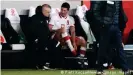  ??  ?? Robert Lewandowsk­i se lesionó en el partido de Polonia contra Andorra