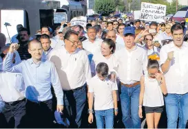  ??  ?? Ricardo y Guillermo Anaya encabezaro­n la marcha de ayer.