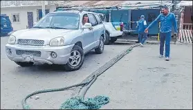  ??  ?? Según los habitantes, estos ‘rompeveloc­idades’ evitaban que los carros vayan ‘hechos una bala’.