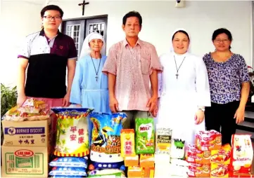  ??  ?? Lim (centre), Sister Emelda (second right) and others during a photocall after presenting the donated items.