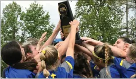  ?? MATTHEW MOWERY — MEDIANEWS GROUP ?? Birmingham Marian players celebrate with the CHSL Bishop Division championsh­ip trophy after beating Warren Regina, 2-0, at Madison Heights Bishop Foley on Saturday.