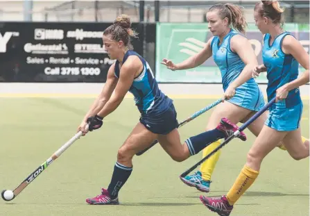  ?? Picture: Picture: ANDREW BLANCHARD ?? Australian representa­tive Rosie Malone, of Burleigh, runs away from the St Andrews defence.