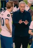  ?? EPA ?? Guida Josè Mourinho, 57 anni, con Harry Kane, 26 riflettere sul suo futuro nel Tottenham, benché legato al club da un contratto importante.