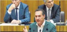  ?? FOTO: IMAGO ?? FPÖ-Chef Heinz-Christian Strache (Mi.) ist in der Defensive.