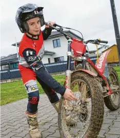  ?? ?? Marco Laure kommt aus einer Motorsport-Familie und sitzt seit seinem dritten Lebensjahr auf motorisier­ten Zweirädern. Wobei, aktuell steht er mehr: Denn sein Trial-Moped hat keinen Sitz.