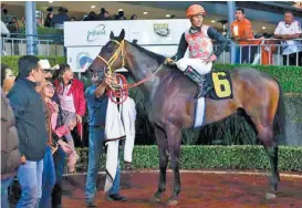  ??  ?? El jockey Donicio Carreño con su familia durante la premiación