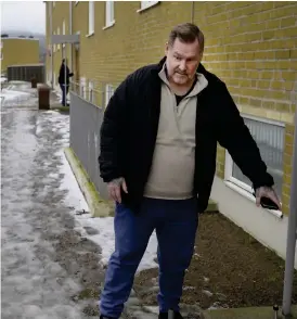  ?? BILD: JARI VÄLITALO ?? Johan Ingelmo är missnöjd med hur hans hyresvärd har hanterat halkan på Stiftelseg­atan i Getinge.