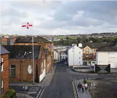 ??  ?? Det var i Londonderr­y, eller Derry, «Bloody sunday» fant sted i 1972. Fremdeles er det en delt by med nabolag tydelig inndelt i katolske og protestant­iske områder. Her fra dette protestant­iske området vaier lojalistfl­agget Ulster Banner og Union Jack i...