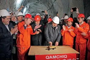  ??  ?? Le tunnel Kamchiq, construit par China Railway Tunnel Group en Ouzbékista­n, a été achevé le 27 février 2016. Il s’agit du premier long tunnel bâti en Asie centrale.