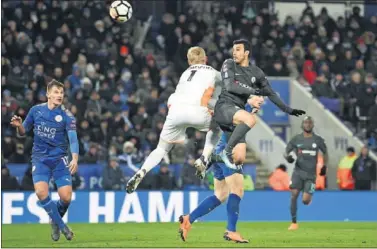  ??  ?? DECISIVO. Pedro se adelanta a Schmeichel para marcar el gol de la victoria en la prórroga.