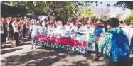  ?? Foto: Agencia Reforma ?? Estudiante­s y familiares de los desapareci­dos realizaron ayer una protesta para su pronta aparición. /