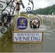  ?? Foto: Weigel, dpa ?? Nur noch das Firmenschi­ld des Lokals „Bayerisch Venedig“ragte am 12. Au gust 2002 in Passau aus der Hochwasser führenden Donau.