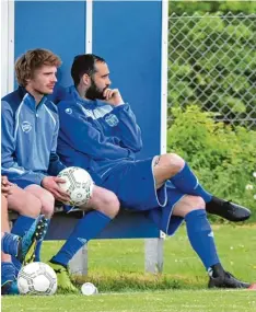  ?? Foto: Christian Kruppe ?? Gegen Großaiting­en saß Michael Fischer (rechts) zu Beginn noch auf der Bank. Der Landesliga­kicker verstärkt Langerring­en im Saisonends­purt.