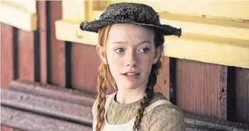  ?? FOTO: DPA ?? Anne Shirley (Amybeth McNulty) wartet allein am Bahnsteig darauf, dass ihre neue Familie sie abholen kommt. Ihr Gepäck möchte sie nicht aus der Hand geben.