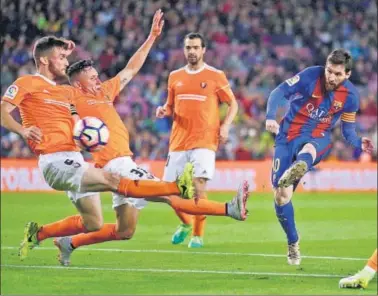  ?? AP PHOTO ?? Barcelona's Lionel Messi (right) scores against Osasuna at the Camp Nou stadium on Wednesday.