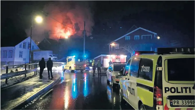  ?? FOTO: JØRUND FLAA ?? BRANN: En en ebolig på Lofthus i Lillesan d ble totalskade­t i bran n n att til søn dag.