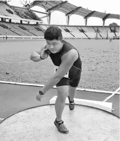  ??  ?? Kee Jeep Wen of Miri breaking the MSSS and MSSM records in the Boys’ U18 shot put by registerin­g a new mark of 16.81m. — Photo courtesy of MSS Sarawak