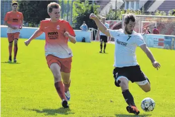  ?? FOTO: KLEI ?? Der SV Mochenwang­en (links Fabian Petrich) läuft dem SV Beuren (rechts Spielertra­iner Patrick Mayer) meistens nur hinter her.