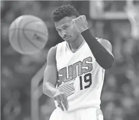  ?? ROB SCHUMACHER/AZCENTRAL SPORTS ?? Suns guard Leandro Barbosa (above, during Friday’s game against the Thunder at Talking Stick Resort Arena) says that rookie Tyler Ulis deserved to be running the team’s second unit.