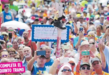  ??  ?? COMPLETA ELQUINTO TRAMOComo en los días anteriores, cientos de personas lo esperaron en la llegada, esta vez en Vega Baja.