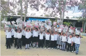  ??  ?? Estos niños se formaron de manera ordenada para recibir los paquetes educativos que fueron trasladado­s desde Tegucigalp­a hacia su comunidad.