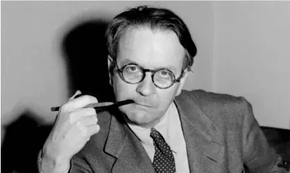  ?? ?? Mystery novelist and screenwrit­er Raymond Chandler in a 1946 file photo. Photograph: AP